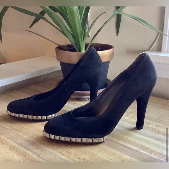 Rare Stuart Weitzman Black Suede Studded Platform Pumps Size 7 - Picture 4 of 8